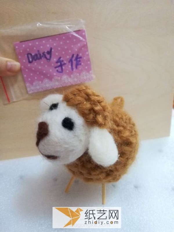 Lamb Christmas gift made of wool felt. The production method is different from ordinary wool felt.