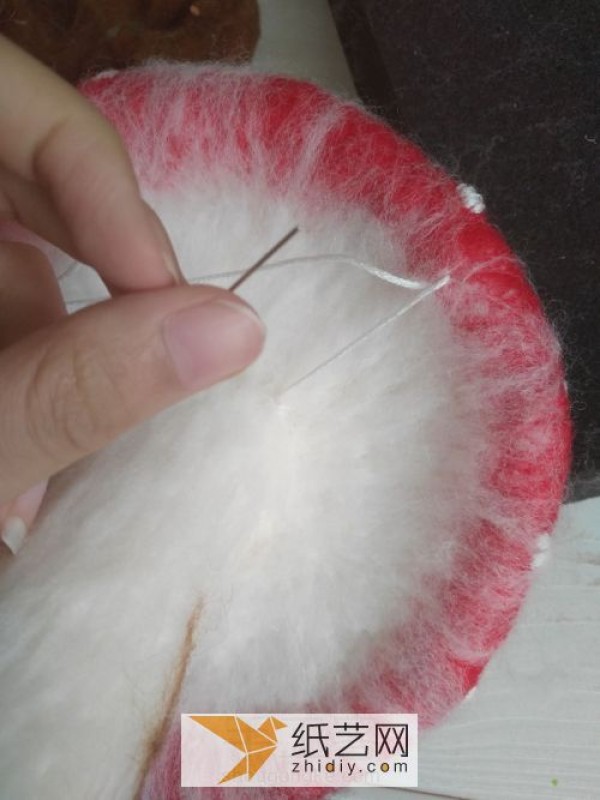 Tutorial on beautiful poisonous mushrooms made from wool felt, a very chic Halloween decoration