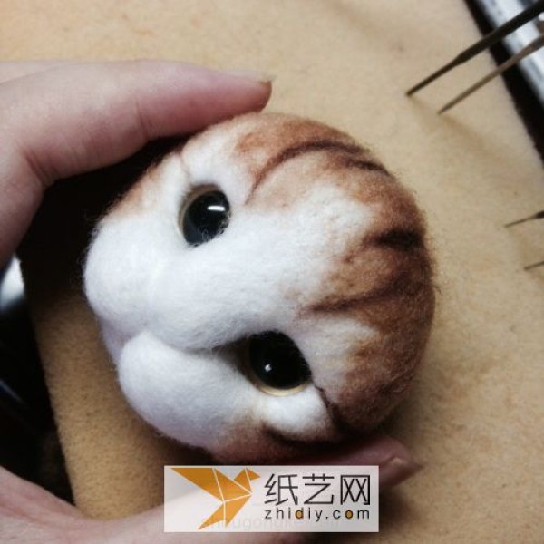 Tutorial on making a little cat head from wool felt. A ready-made New Year gift.