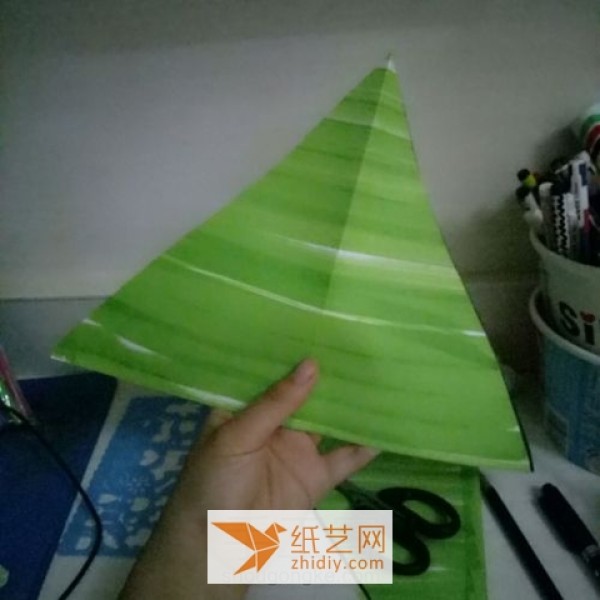 Super simple handmade origami leaf making tutorial for children, a great decoration for New Year’s greeting cards