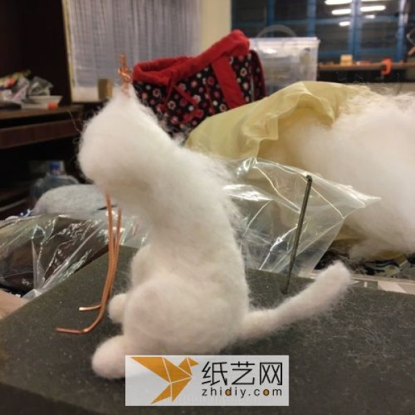 Detailed tutorial on making simulated wool felt cats. Once completed, it will be a great New Year gift.