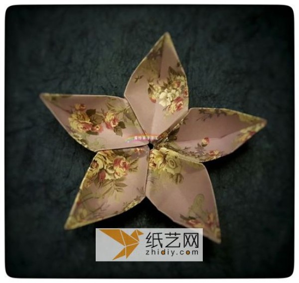 Simple and exquisite origami cherry blossom tutorial illustration