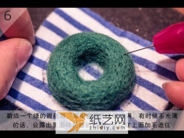 Tutorial on how to make a Christmas-style wool felt brooch. Poke Le is so domineering.