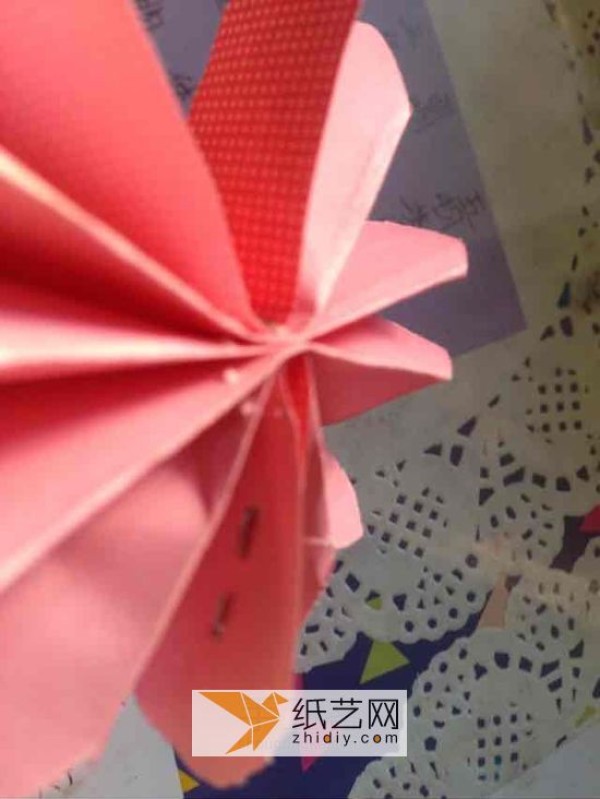 A simple tutorial for making origami flowers for children. It’s really easy to learn.