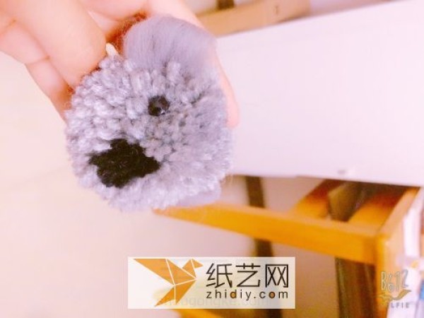 How to make a simple koala yarn ball and make it even better into a mobile phone chain