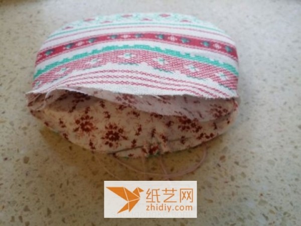 How to make a small and cute fabric coin purse.