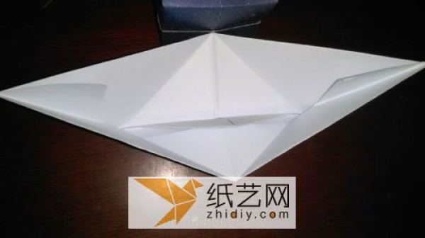 Illustrated tutorial on how to make a simple origami boat for children. How to fold a small origami boat for children.