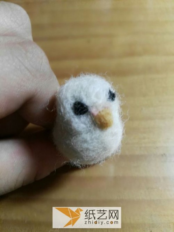 Tutorial on how to make a small and cute wool felt poke parrot