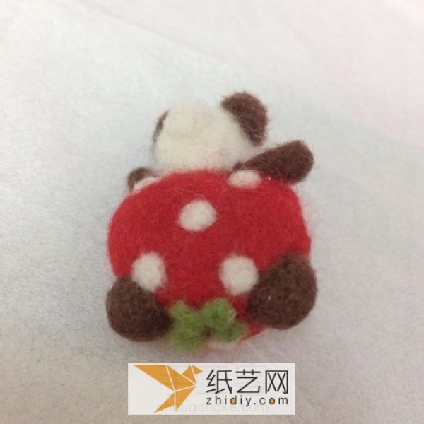 Illustrated tutorial on how to make a red panda pendant with cute wool felt. A birthday gift for your best friend.