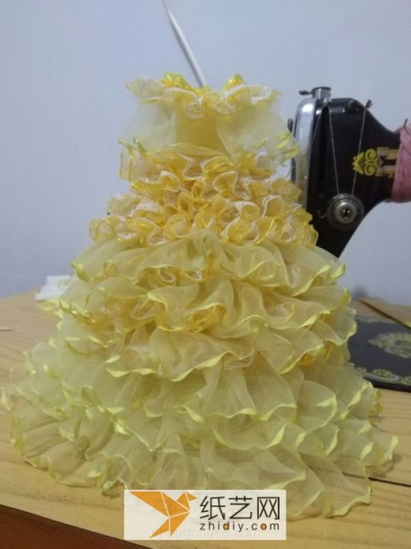 Make a beautiful wedding dress for your doll as a wedding gift for your friends