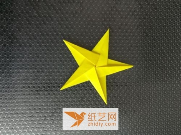 Tutorial on how to make an origami five-pointed star for National Day