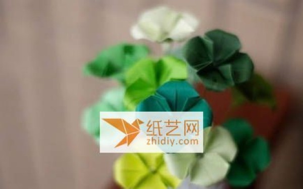 Detailed tutorial on three-dimensional origami four-leaf clover