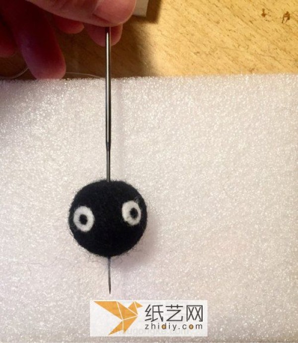 Introductory Tutorial for Beginners to Wool Felt It’s super easy to make this Totoro doll key chain