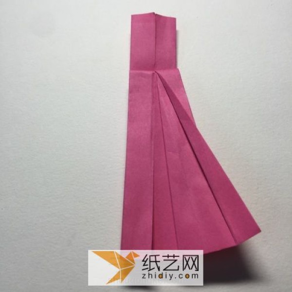 Illustrated tutorial on hand-made origami dress. How to fold a three-dimensional skirt to make it look beautiful.