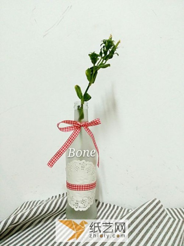 Turn waste into treasure by transforming wine bottles into small decorations at home