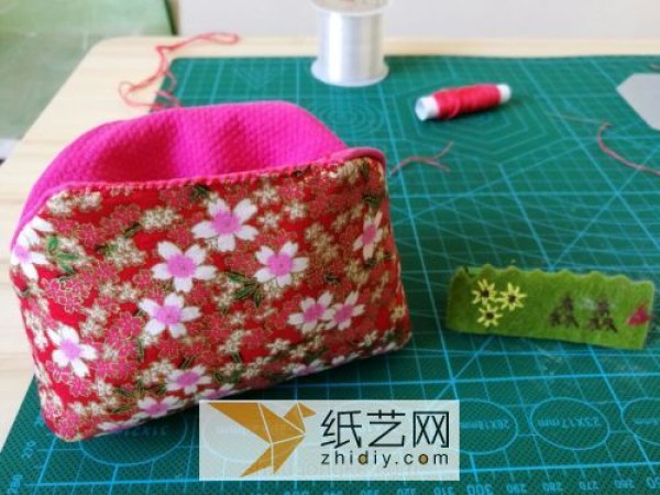 Tutorial on how to make a classic fabric coin purse and gold bag as a Mother’s Day gift