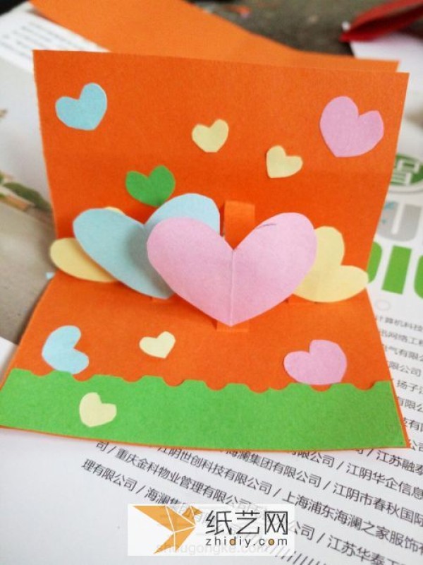 Handmade DIY production of Chinese Valentines Day love greeting card three-dimensional greeting card. It can be regarded as an exploding box mechanism.