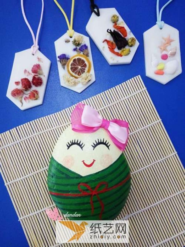 Pebbles are turned into treasures and made into Dragon Boat Festival rice dumpling doll crafts