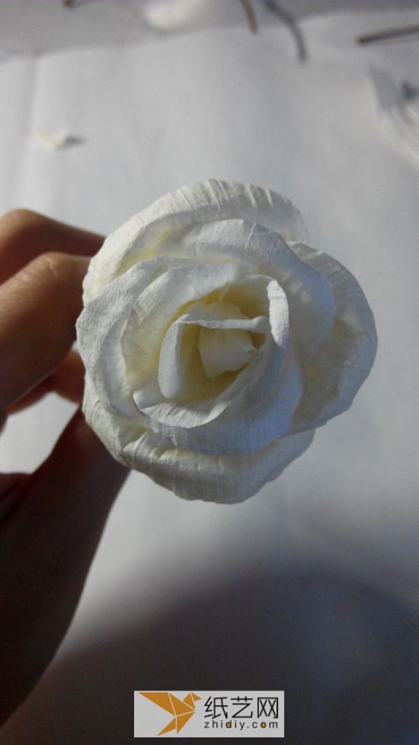 Illustrated step-by-step tutorial on making immortal paper roses by hand using paper vines