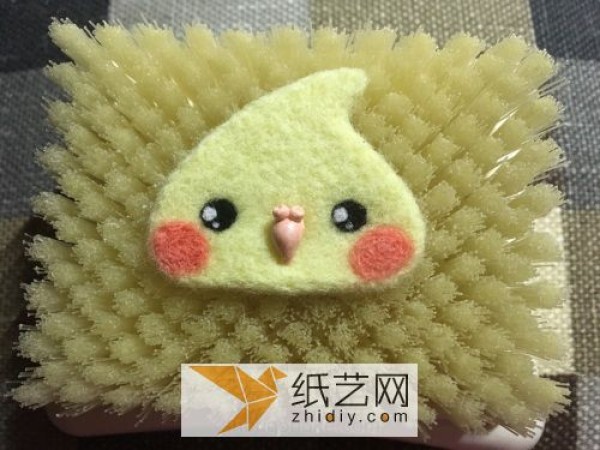 Elementary wool felt poke chicken making tutorial can be made into a brooch