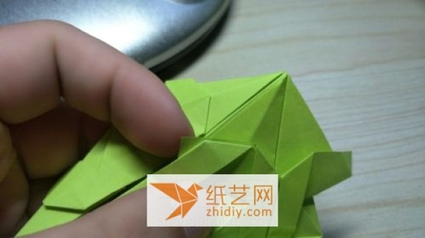 Illustrated tutorial on how to make a multi-pointed star origami bouquet. It’s a cool Teacher’s Day decoration.