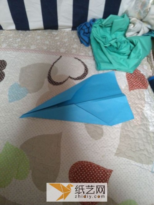 Simple and easy-to-use origami airplane, children’s crafts for Children’s Day