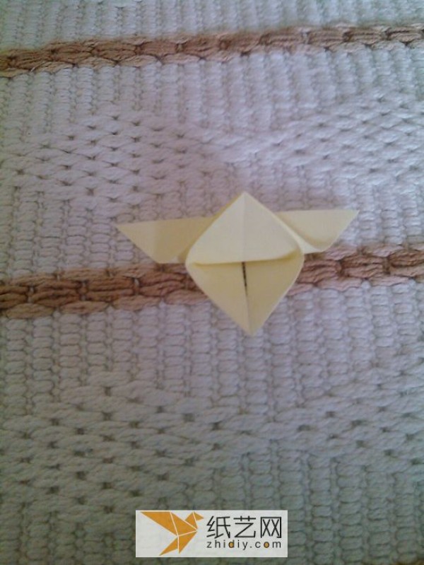 Simple origami method of small butterfly. Illustrated tutorial teaches you how to make butterfly origami.