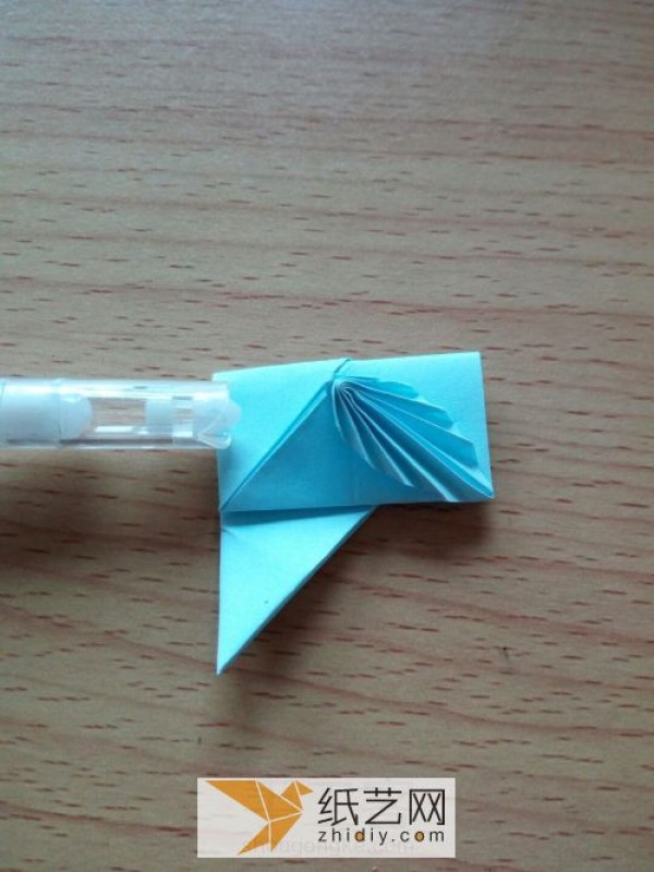 Creative handmade tutorial teaches you how to fold a beautiful origami feather envelope