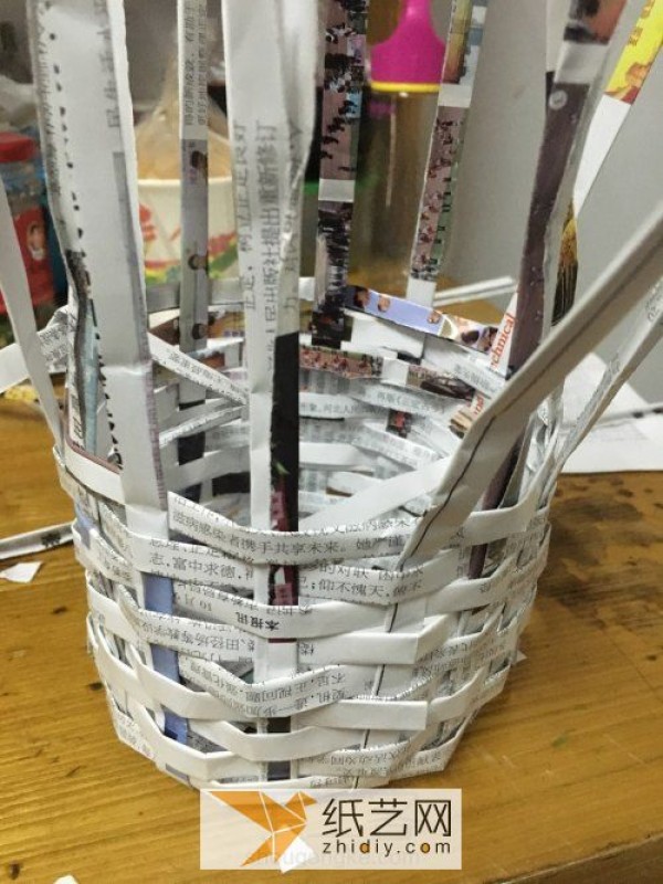 Illustrated tutorial on turning waste into treasure by weaving newspapers and magazines into a small basket