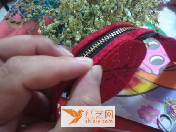 Tutorial on how to make a beautiful coin purse by hand using scrap fabrics