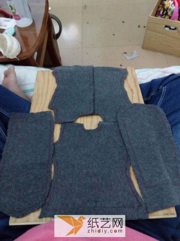 Use your own old clothes to turn waste into treasures and make a turtleneck sweater for the doll as a Childrens Day gift