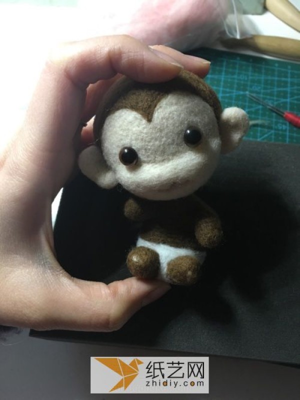 Tutorial on how to make a wool felt monkey, a handmade mascot for the Year of the Monkey. A golden monkey as a New Year gift.