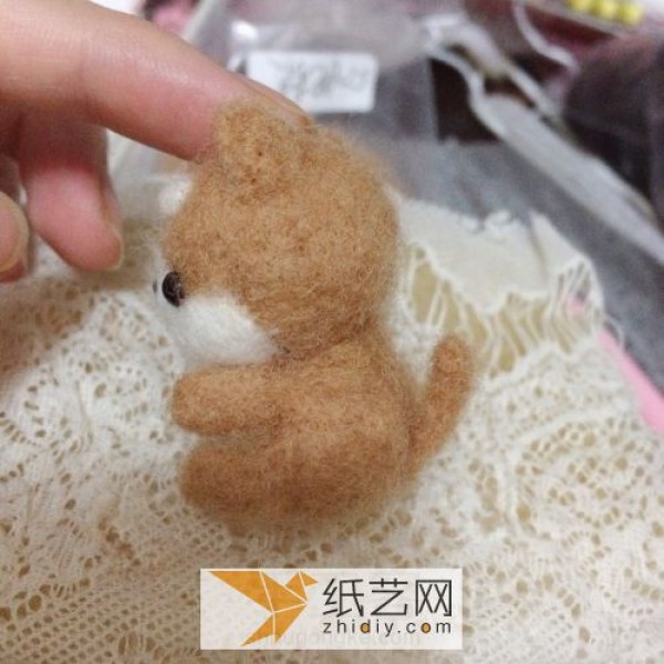 Illustrated tutorial on how to make a cute little Shiba Inu wool felt doll as a New Year gift