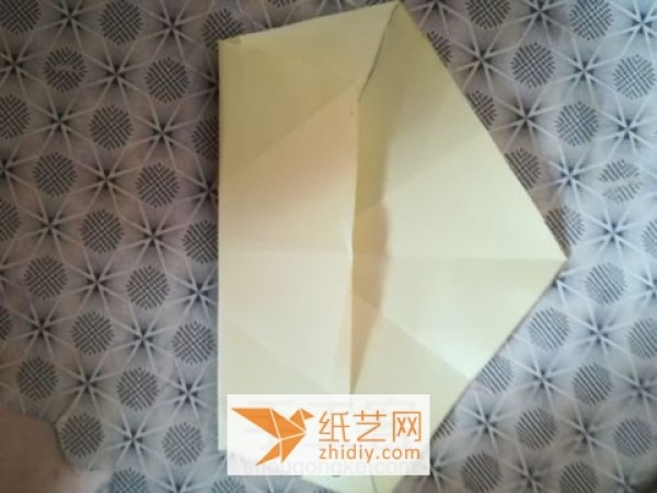 Illustration of making an origami five-pointed star for the National Day theme