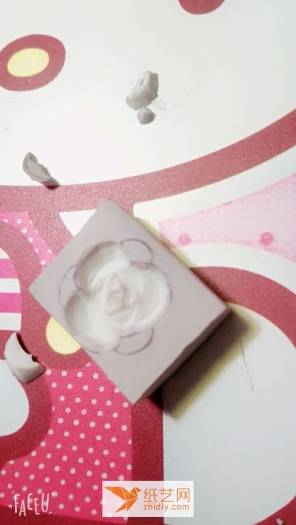 Illustrated tutorial on how to leave a blank space for a rose in a rubber stamp for beginners. It is very suitable for making rubber stamps for Valentine’s Day.