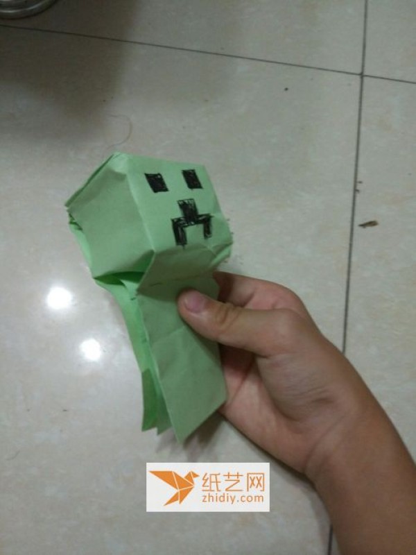 The process of origami creeper. Teach you step by step.