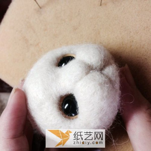 Tutorial on making a little cat head from wool felt. A ready-made New Year gift.