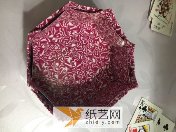 Origami storage box made of playing cards, turning waste into treasure to make New Year’s gifts