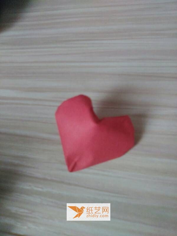 Three-dimensional origami heart folding tutorial for Valentines Day. Creative Valentines Day gifts made by hand.