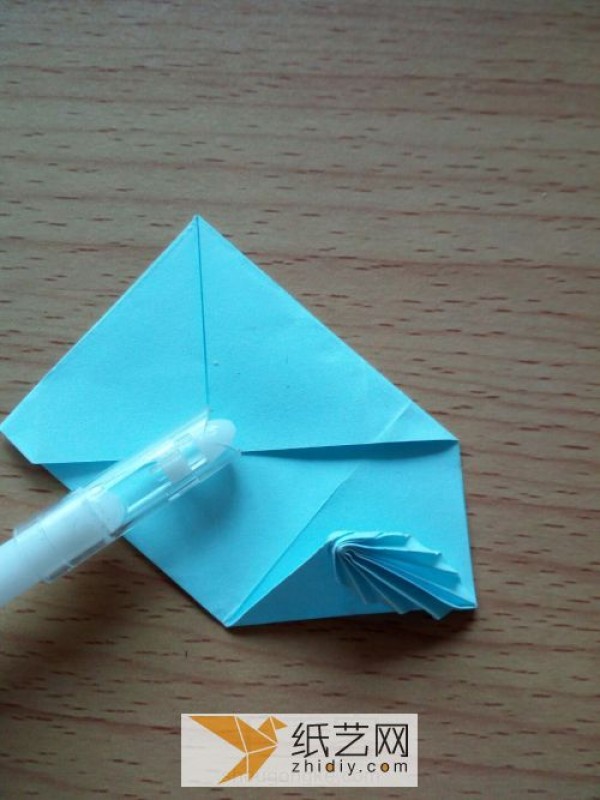 Creative handmade tutorial teaches you how to fold a beautiful origami feather envelope