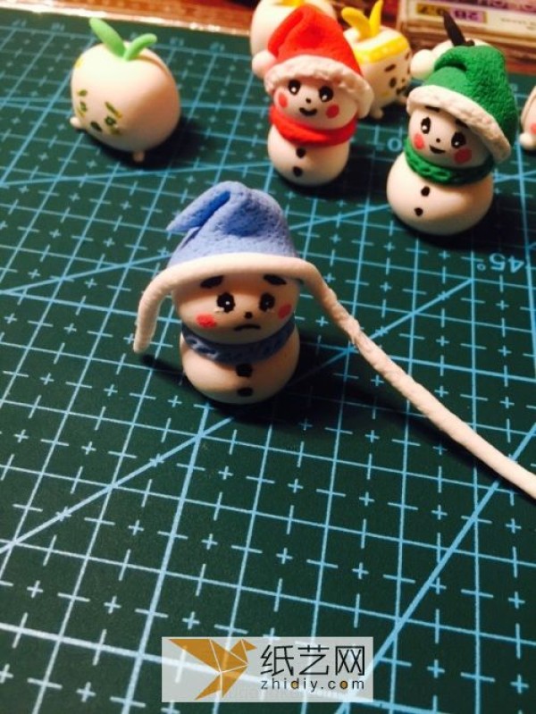 For Christmas gifts, you can make a small snowman out of ultra-light clay