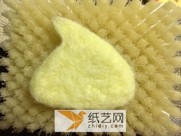 Tutorial on how to make a beginner’s wool felt poke chicken, which can be made into a brooch