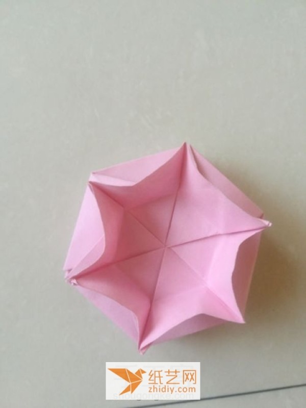 Tutorial on making a hexagonal flower origami lid for a Valentines Day gift box