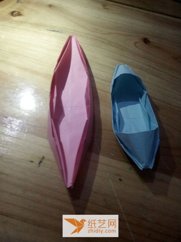 A complete tutorial on how to make a simple origami boat for children