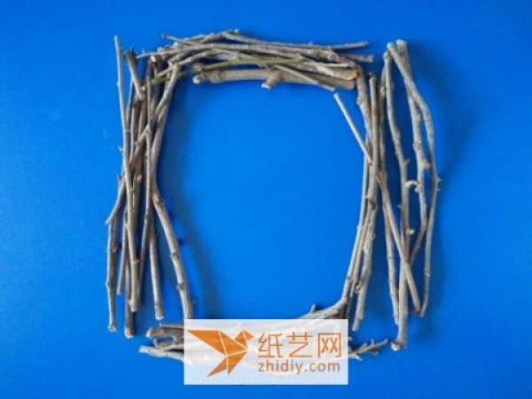 Decorative photo frames made by turning waste branches into treasures. Children’s handicrafts for the New Year