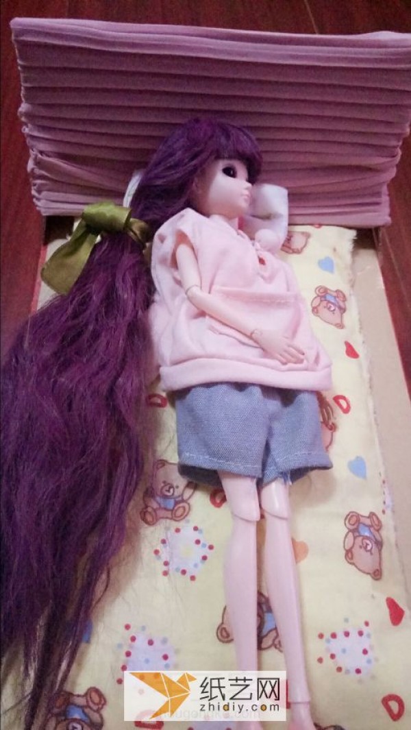 Turn old cardboard boxes into treasures to create a cozy little bed for your doll