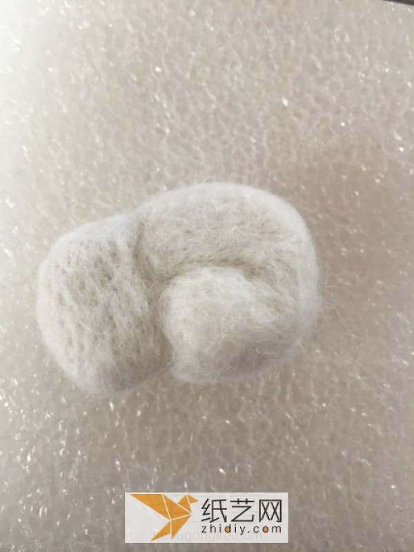 A simple way to make a wool felt sleeping dog. A complete tutorial on handmade wool felt.