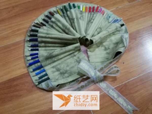 Make a colored pencil case as a New Year gift