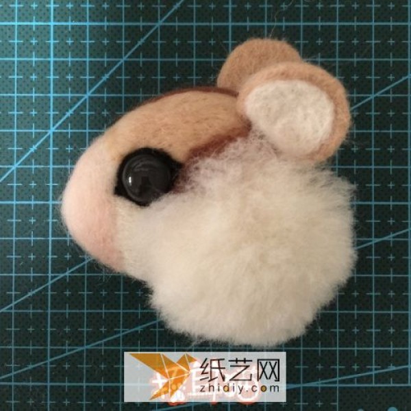 Illustrated tutorial on how to make a cute squirrel brooch from wool felt Creative DIY of handmade wool felt