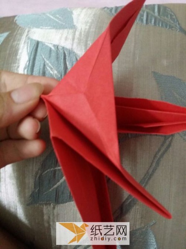 Actual pictures teach you step by step how to make origami devil heart Valentines Day gift handmade tutorial